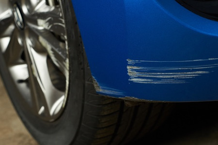 4 Steps to Treat a Scratch on a Car